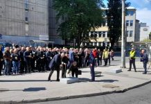 Мирном шетњом и полагањем цвијећа у Добровољачкој улици обиљежене 32 године од злочин